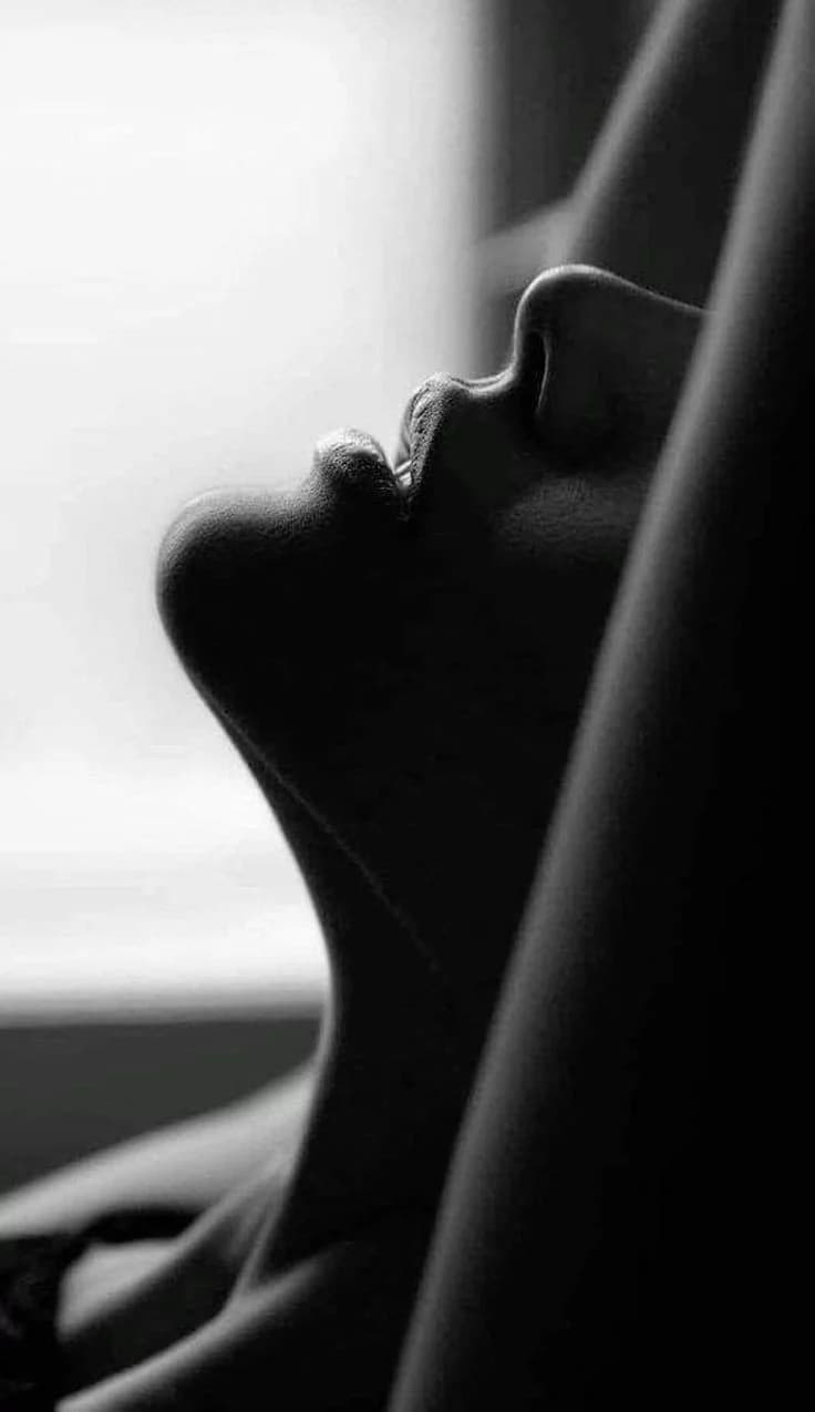 Silueta sensual en luz cálida — habitar la sensualidad