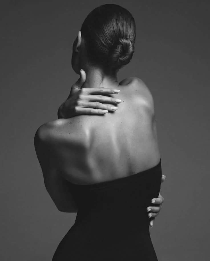 Mujer en B&N, mirada contemplativa — autoestima desde adentro