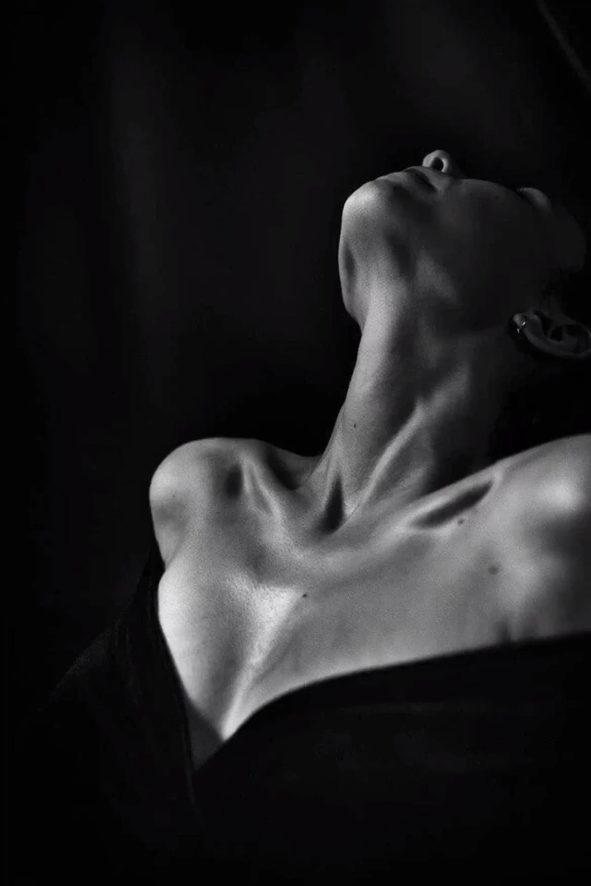 Mujer en luz cálida — reconectar con el cuerpo